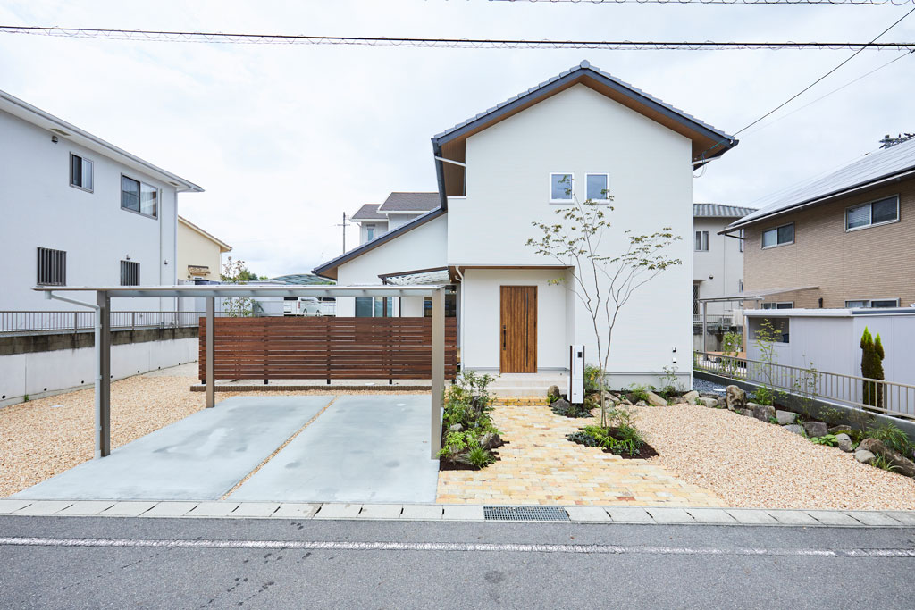 広い敷地で実現した大屋根の家