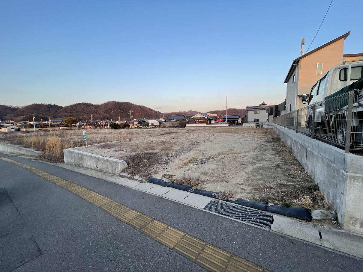 前面道路は安心の2車線で、歩道も整備されていて安心です。