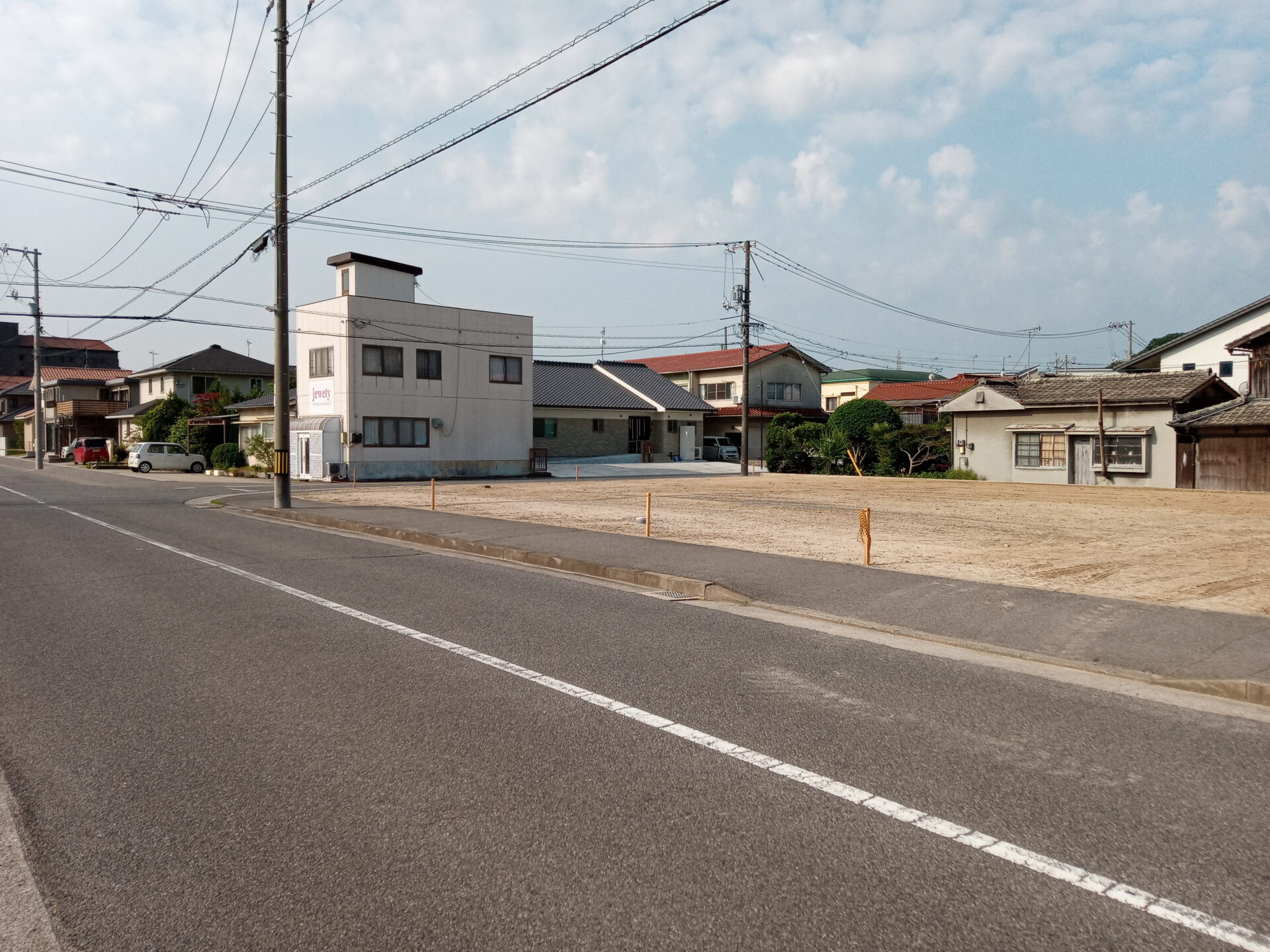 前面道路はゆったり5m・12mもの広さ。