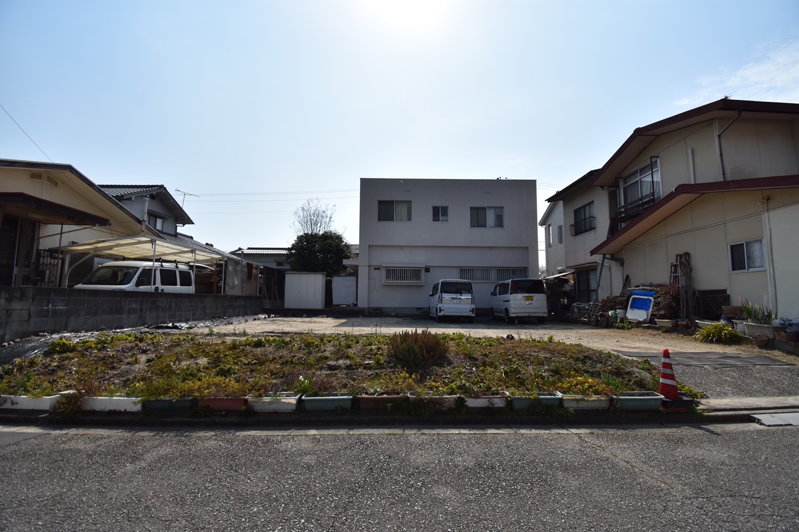 駅までは平坦な道のりです。前面道路は4.5ｍあります。