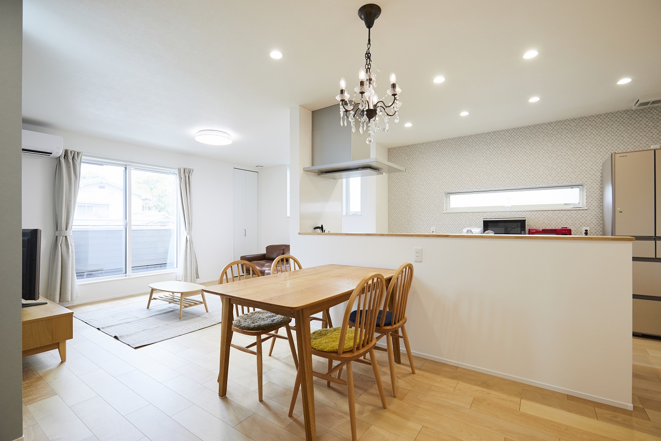 「駐車場2台分確保！LDK広々の狭小地に建つ家」LDK