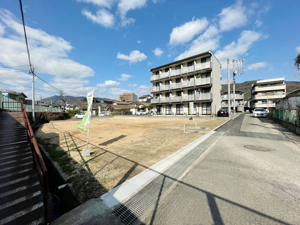 間口が広く車の出し入れも安心です