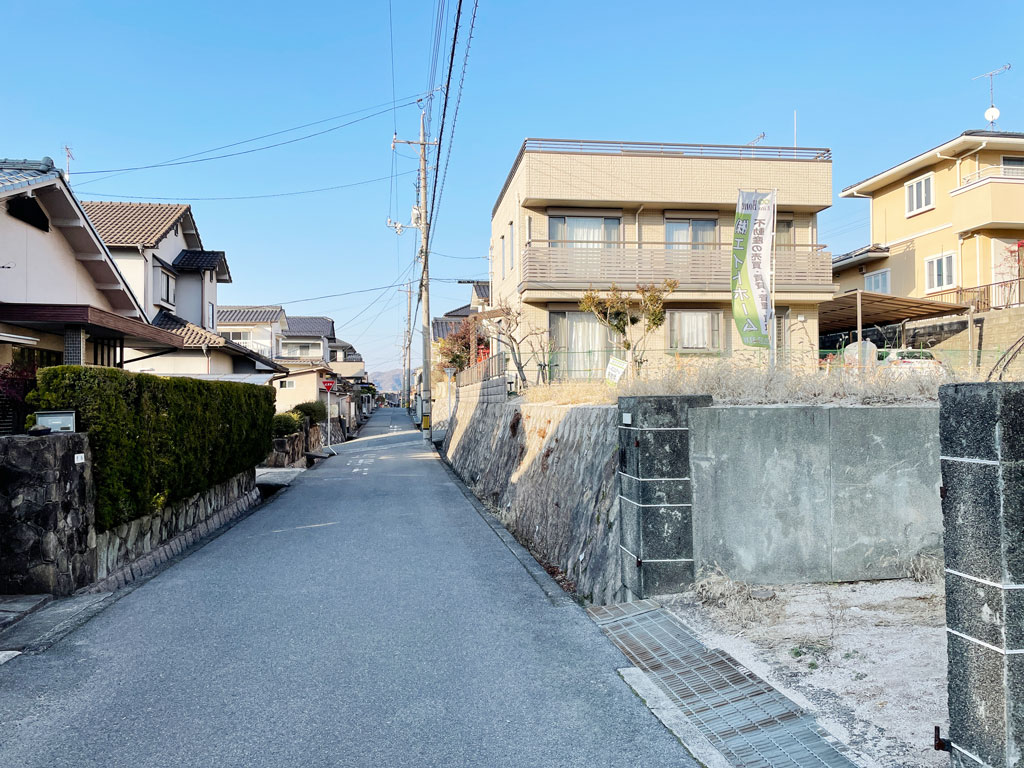 前面道路は幅もゆったりとしていて離合もしやすいです
