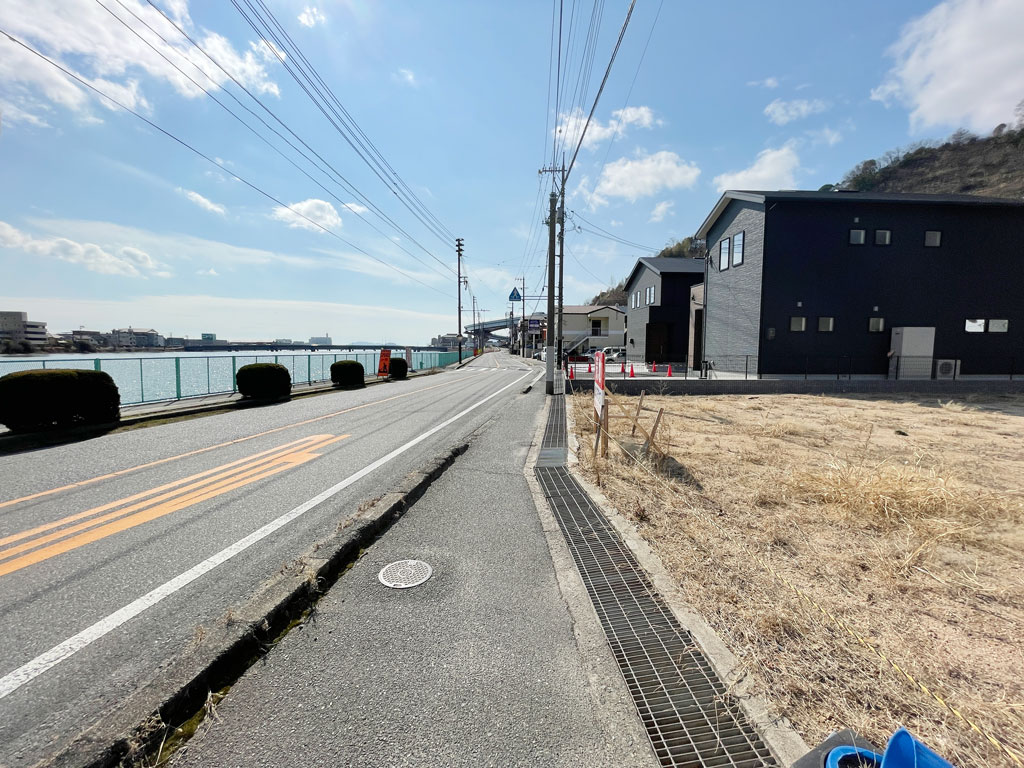 広く見通しの良い前面道路です