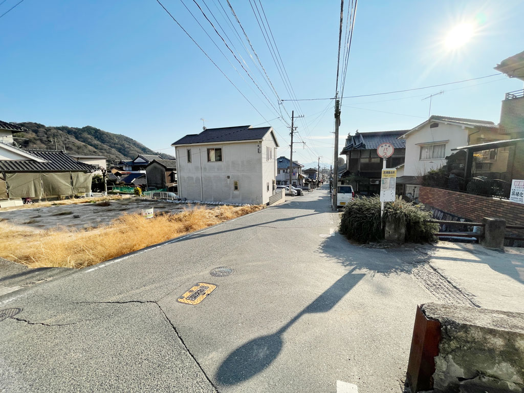 県道に面した間口も広い土地で車進入もしやすいです