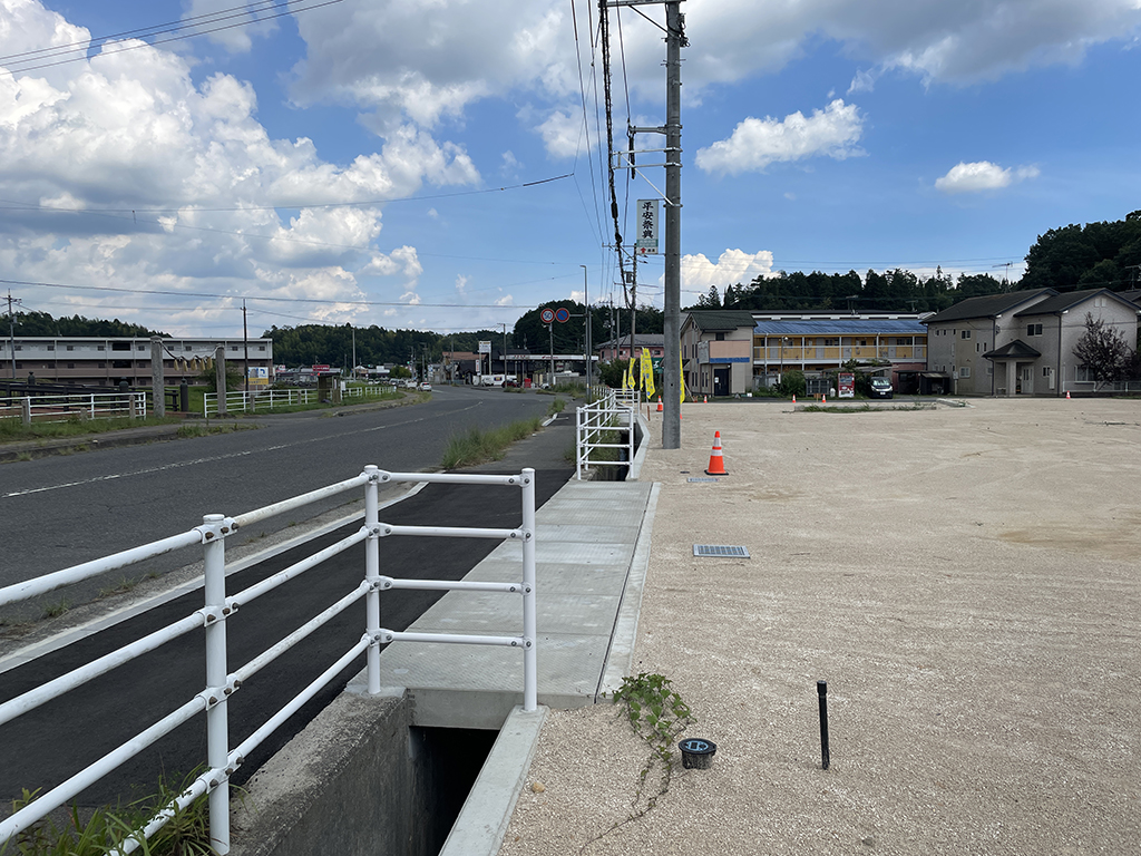 駅やスーパーまでの道のりは歩道が整備されていて安心（※2023年8月撮影）