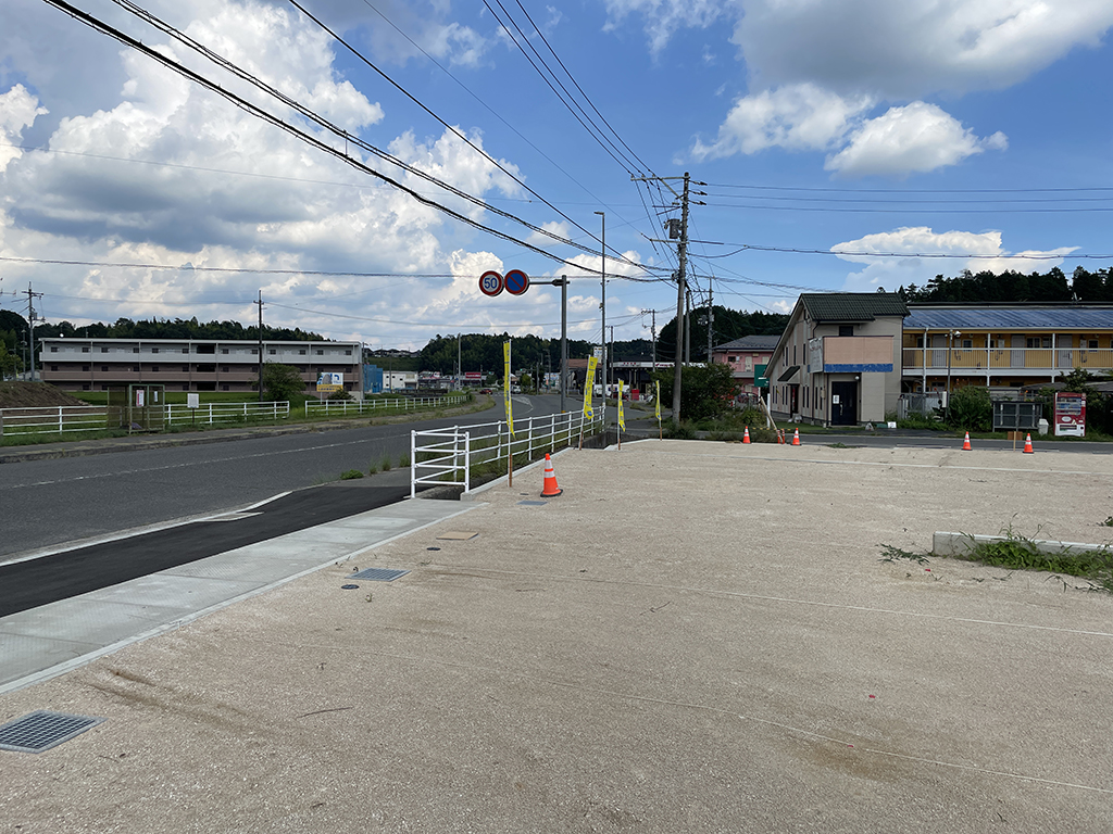 買い物に便利なスーパーや飲食店もあり、自然も感じられるエリア（※2023年8月撮影）