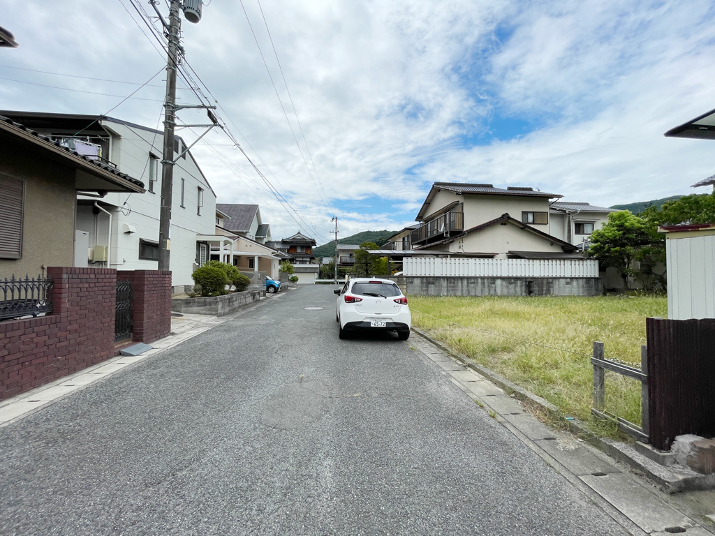 前面道路が広く敷地への乗り入れも安心です。