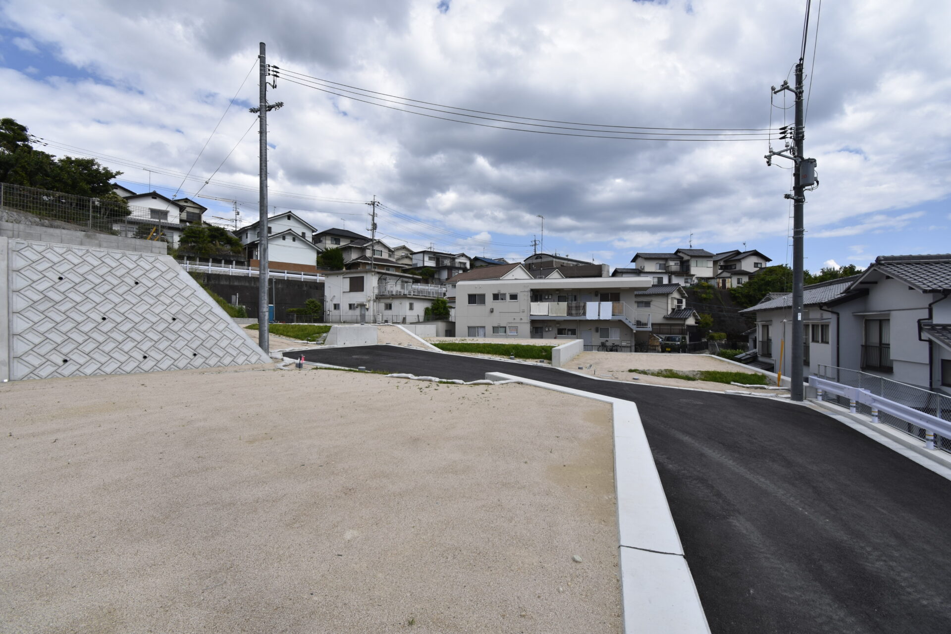自然豊かな閑静な住宅街で、スーパーや電車などの利便性も良い立地です。