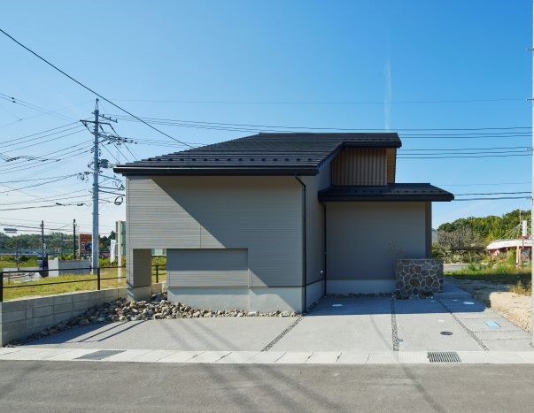 大屋根の和モダンな邸宅