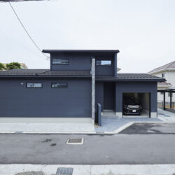 黒外壁、ビルトインガレージの半平屋