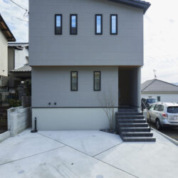 グレー外壁、片流れ屋根のモダンな家