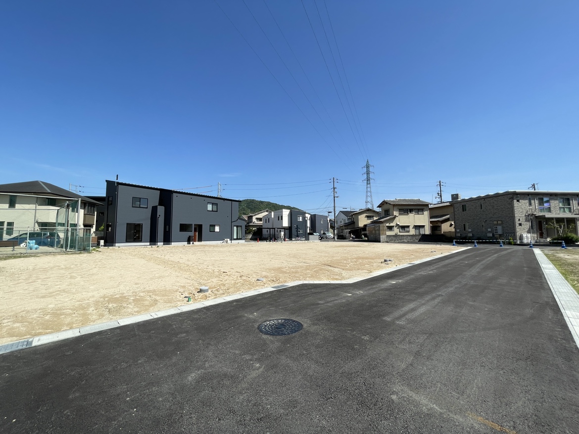 閑静な住宅街で、スーパーやアストラムラインなどの利便性も良い立地です。