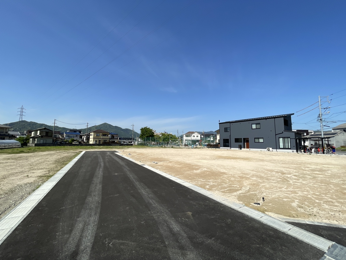 学校や公園までも徒歩圏内。子育て世帯にも嬉しい環境です。