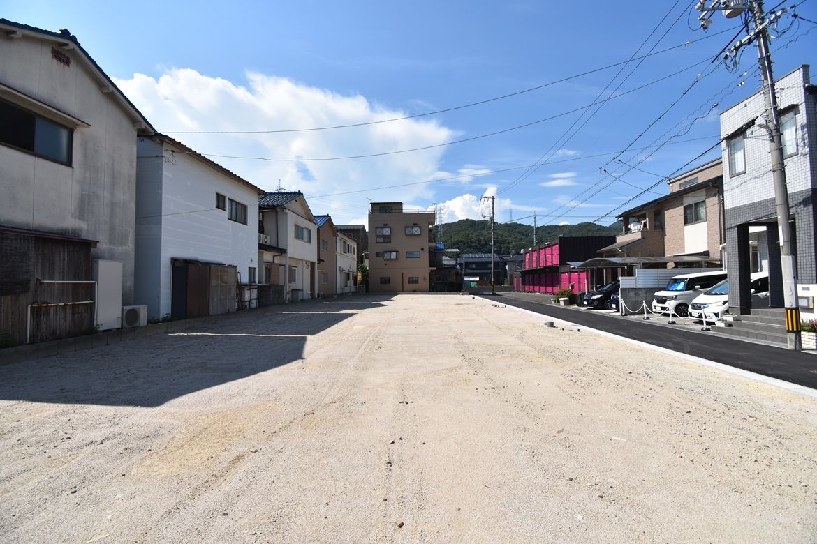 将来的にも安心な平地で、スーパーや駅などの利便性も良い立地です。