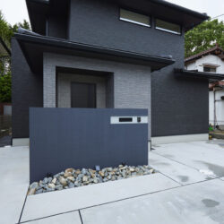和のテイストも感じる黒外壁モノトーン外観の住まい