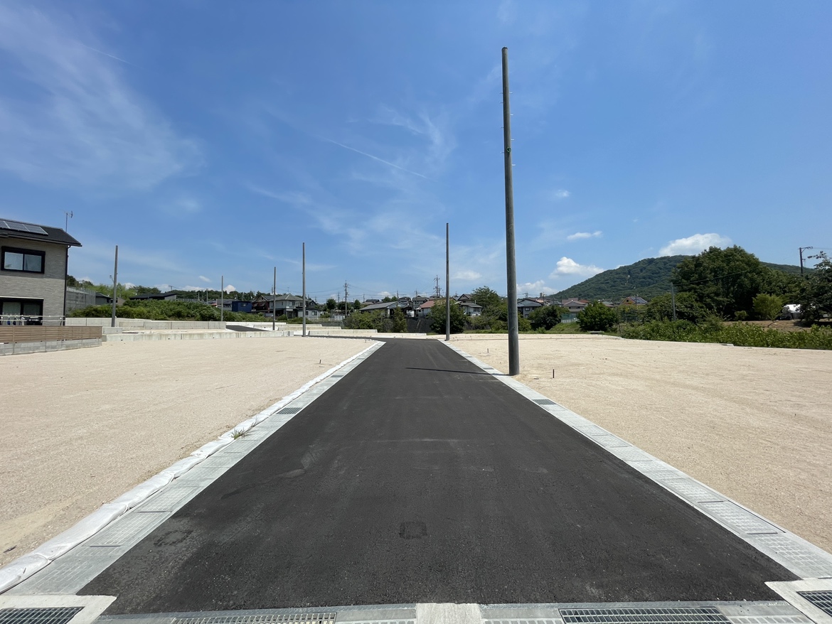 前面道路の幅員は6mあり、子育て世代も暮らしやすい新しい団地