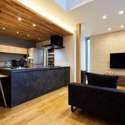 木目×ダークトーンが雰囲気を醸し出す上質キッチン