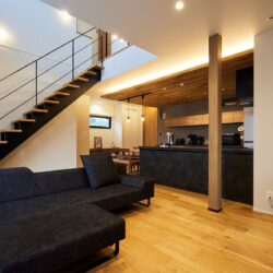 階段が空間に抜け感を与えるスタイリッシュLDK