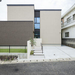 キューブ型のファサードがモダンな印象の家