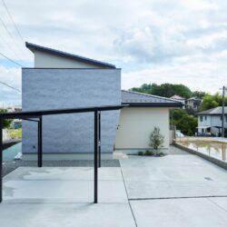 直線的フォルムが際立つミニマルスタイリッシュハウス