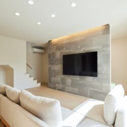 テレビ裏のスペースに遊び心溢れる家