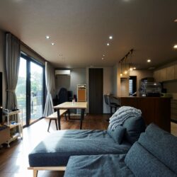 落ち着いた光が心地よさを深める静か品性を持つLDK