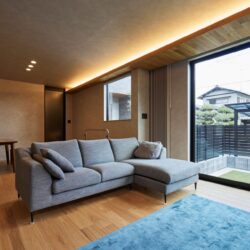 間接照明と大窓からの光が調和するリビング