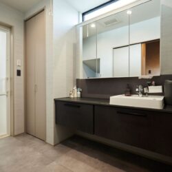 シックな色合いでまとめた高級感のある洗面室