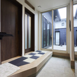 大きな窓が光を招き入れる広々とした明るい玄関ホール