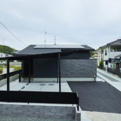 黒を基調にした端正な佇まいが映えるシックな外観