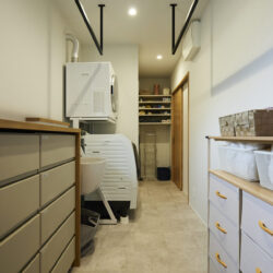 乾太くんと物干しレールで家事効率が上がる機能的ランドリー室