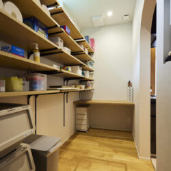 可動棚で無駄なく整う使い勝手のよいパントリー