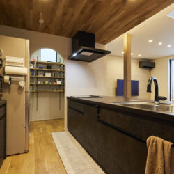 アーチ奥に続く、小さなパントリーが印象的なキッチン