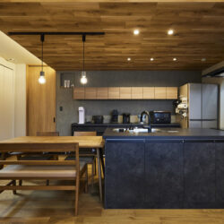 木質天井が包み込む、深みのあるキッチンダイニング
