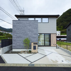 石調×木目の組み合わせ　シックなプライベートハウス