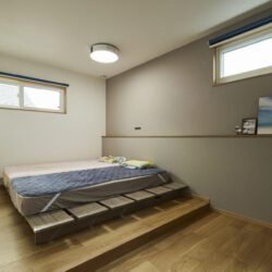 ローベッドで空間に余白を生むミニマルな寝室