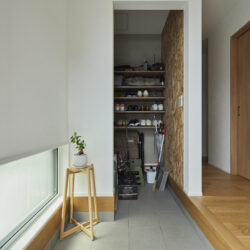 足元の窓から光の差し込む、収納抜群の玄関スペース