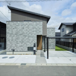 片流れ屋根が映えるミニマルモダンな住まい