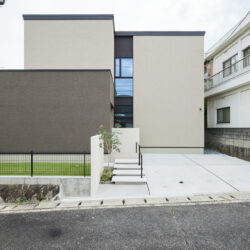 異素材のコントラストが際立つ端正な印象のモダンハウス