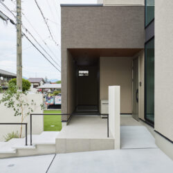 手すりも完備で安心！落ち着きのあるエントランス動線