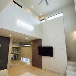 まるで隠し通路のようにテレビ裏に繋がる吹き抜け