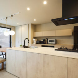 淡いトーンでまとめた柔らかな印象のアイランドキッチン