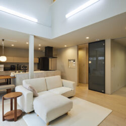 吹き抜けの開放感が広がるモダンLDK