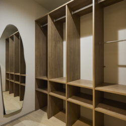 木目の造作棚が映える見通しのよいクローゼット