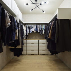 L字レイアウトで衣類を見渡しやすい大容量WIC