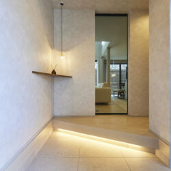 足元の間接照明が印象的なスタイリッシュな玄関