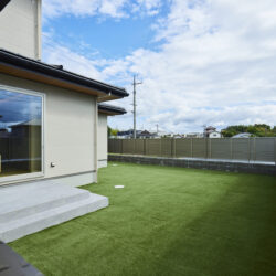 広々とした人工芝が暮らしに開放感をもたらす庭空間