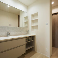 広いカウンターとフラット照明で、身支度もスムーズな洗面室