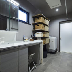 収納棚が使い勝手を高めるシックな雰囲気の洗面室